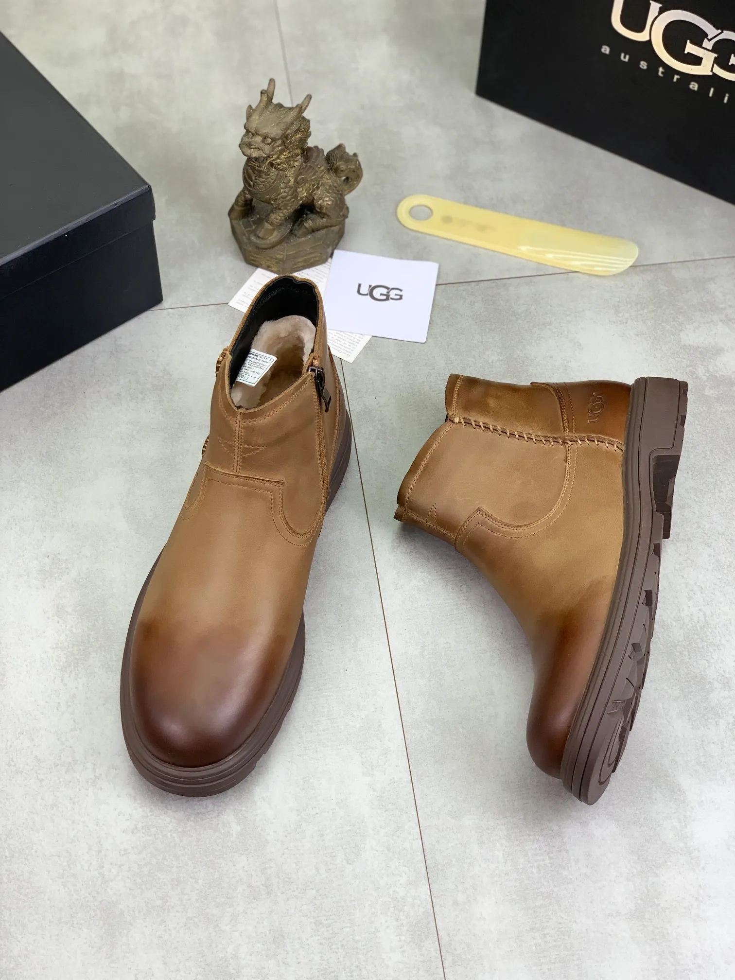 Factory price P640 💶[UGG] (full wool lining) Top-end high-quality fur integrated warm snow boots from Australia's warm luxury men's shoes brand, UGG-5877 official website synchronized, made of imported cowhide, carefully sewn...Imported rubber outsole (comfortable, soft, wear-resistant) The quality is really great...Exquisite workmanship, you can't put it down at first sight, code number: 39-44 Color: 3️⃣colors available